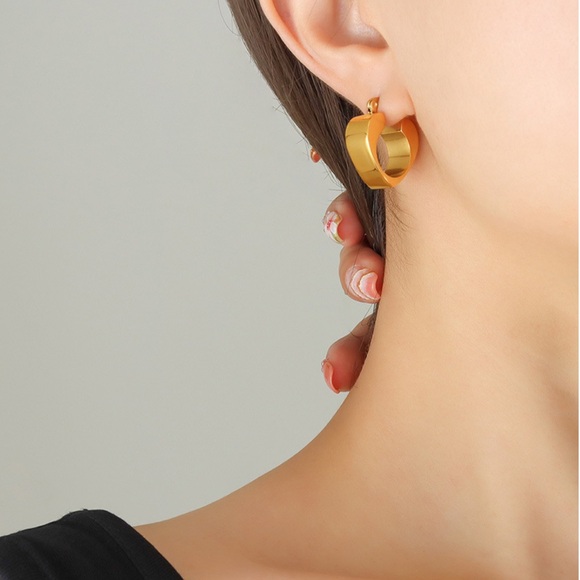 NEW💎18K Gold Plated Geometric Heart Earrings* - Picture 5 of 6